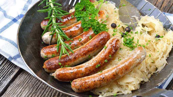 sausages and onions in a pan